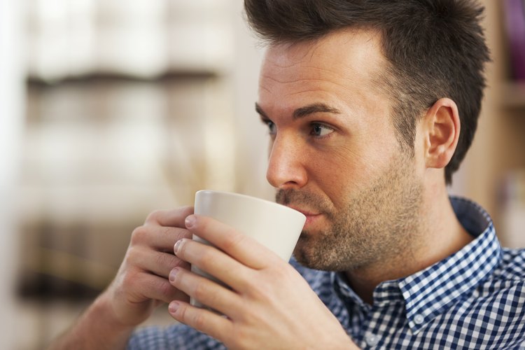 Hombre bebiendo una taza de café.