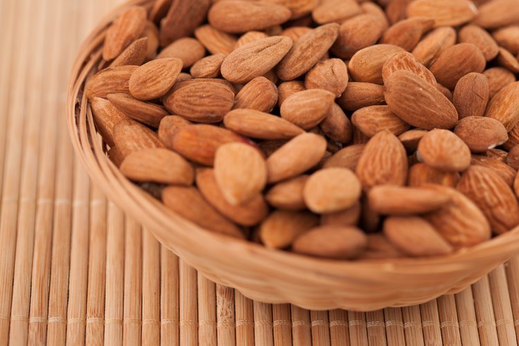 Canasta llena de almendras.