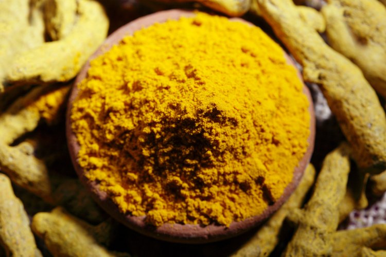 La cúrcuma es responsable del color amarillo fuerte de la mostaza.
