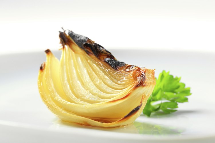 Cocinar la cebolla con otros alimentos le añade sabor y nutrientes a tus comidas.