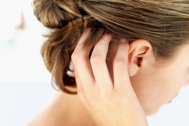 No importa el método que uses para matar a los piojos, es importante cepillar bien el cabello para eliminar los huevecillos.