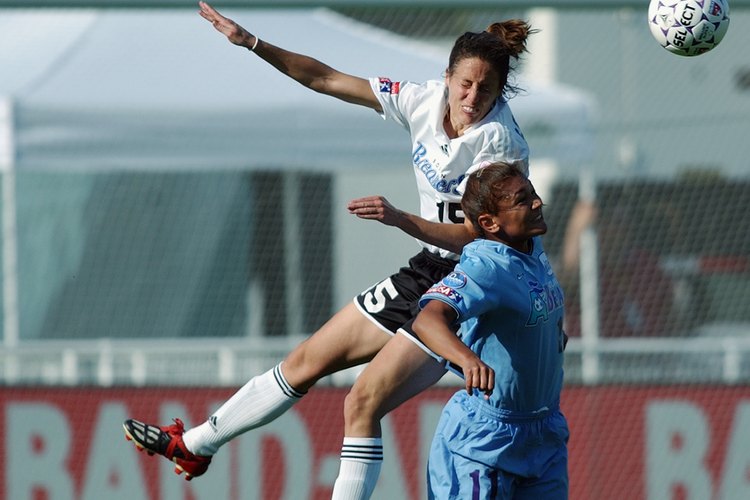 Kate Markgraf saltando en el aire para tomar el balón.