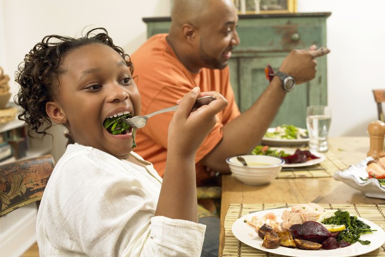 Consume vegetales, frutas y granos enteros en lugar de alimentos procesados.