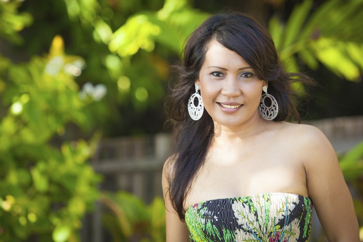 Complementa tu vestido con unos aretes.
