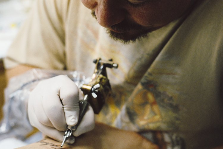 Aquí tienes unos pasos que puedes tomar para minimizar el dolor del tatuaje.