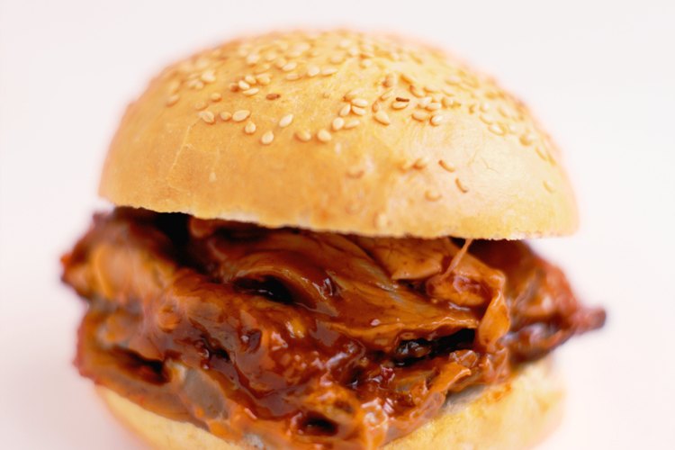 La costilla de res se puede rebanar de forma gruesa para rostizarla o de forma delgada para hacer sándwich.
