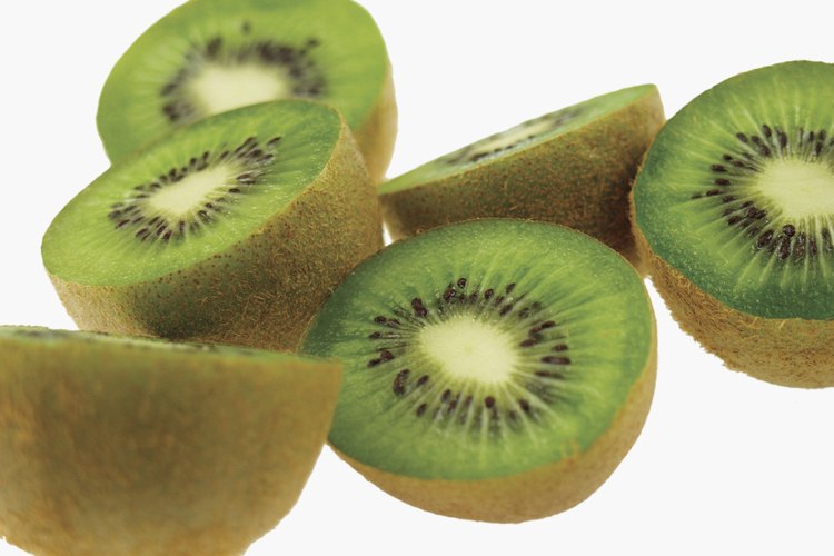 La cáscara marrón de un kiwi es comestible.