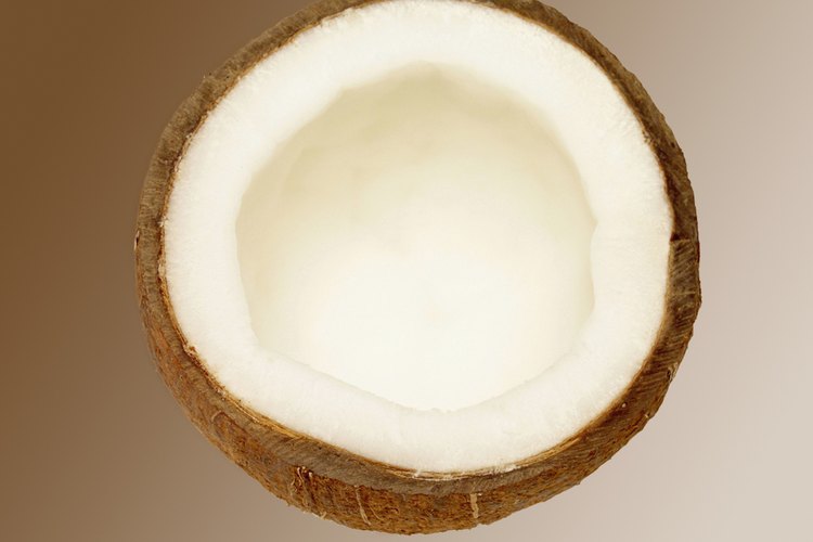 Debido a su alto porcentaje de ácidos grasos, el consumo de alimentos que contienen aceite de coco también puede reducir los niveles de colesterol en suero y hepático.