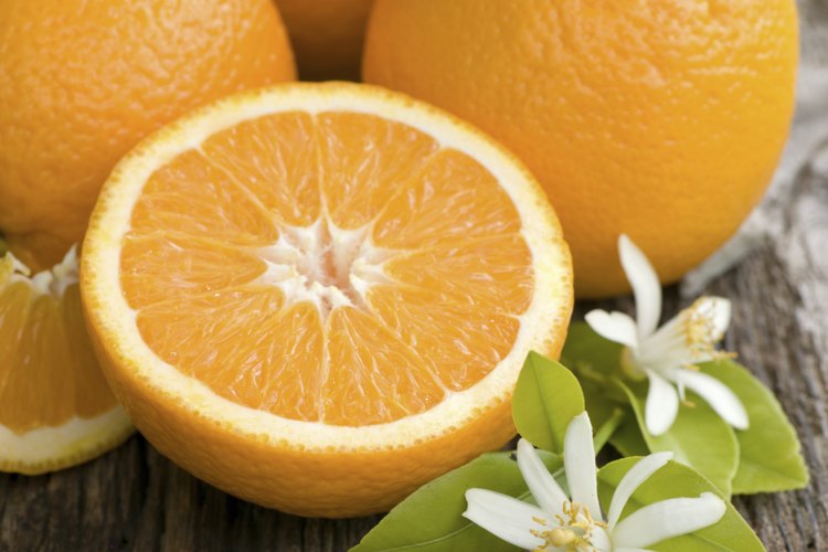 Evita las comidas ácidas como las naranjas mientras padeces de laringitis.