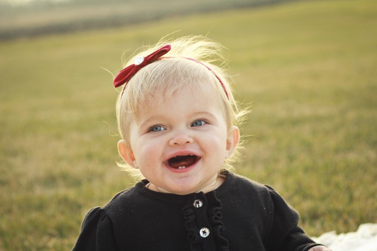 Pequeña usando diadema con moño.