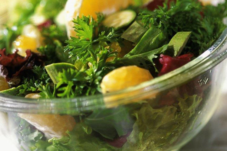 Las frutas y verduras crudas y ricas en fibra pueden empeorar la diarrea.