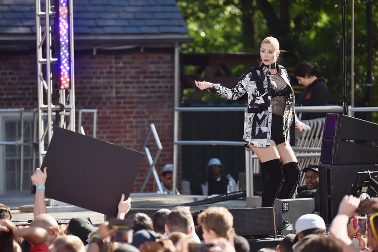 Iggy Azalea perdió 8 kilos en una semana gracias al twerking, llamando la atención sobre los grandes beneficios de este entrenamiento de baile.
