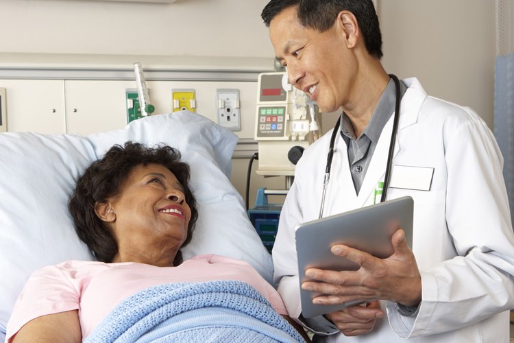 Doctor hablando acerca de la placa arterial