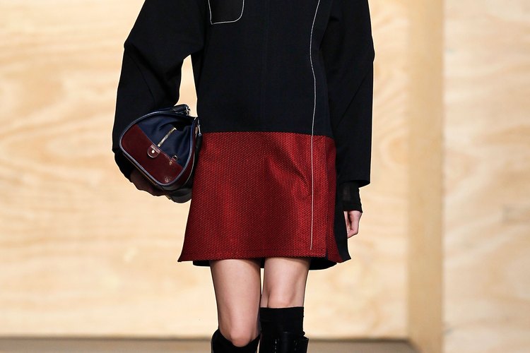 La modelo se ve deportiva con una falda y botas de equitación en la pasarela Proenza Schouler Fall 2012 en la ciudad de Nueva York
