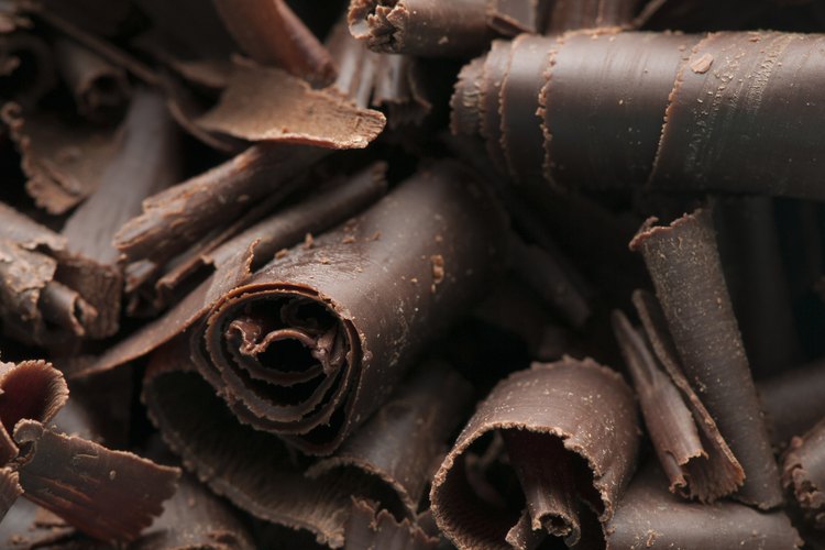 El chocolate y otros alimentos a base de cacao contienen feniletilamina.