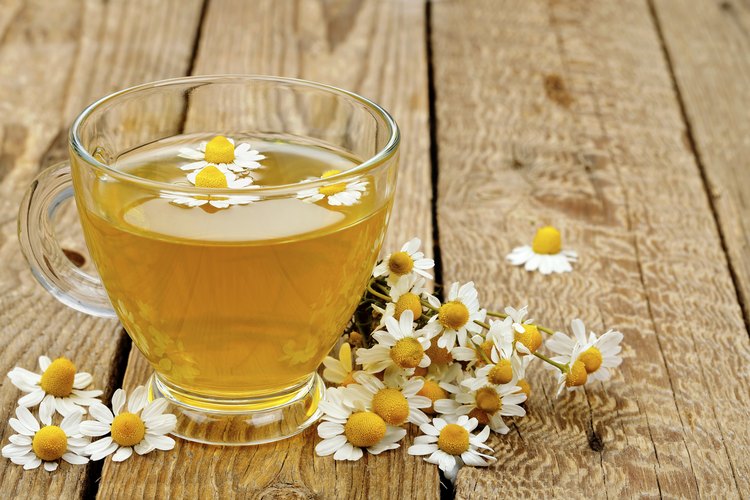 Usa manzanilla para tratar las inflamaciones en la piel.