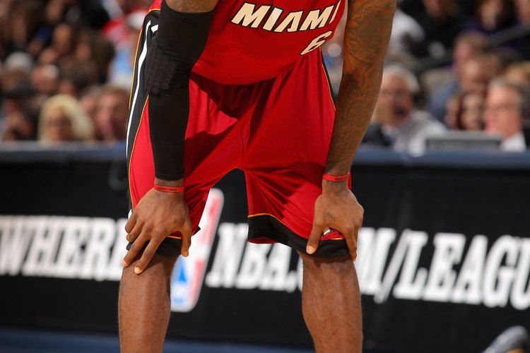 LeBron James exhibe la banda elástica de la NBA durante un juego de Miami Heat.
