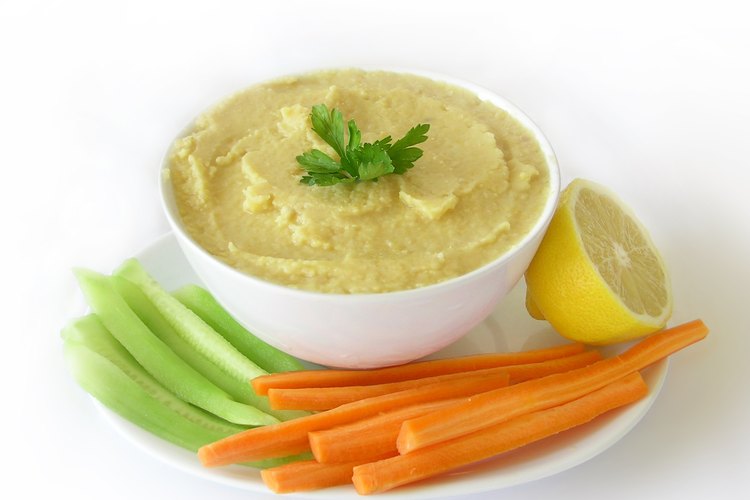 Prueba untando hummus en tus vegetales.