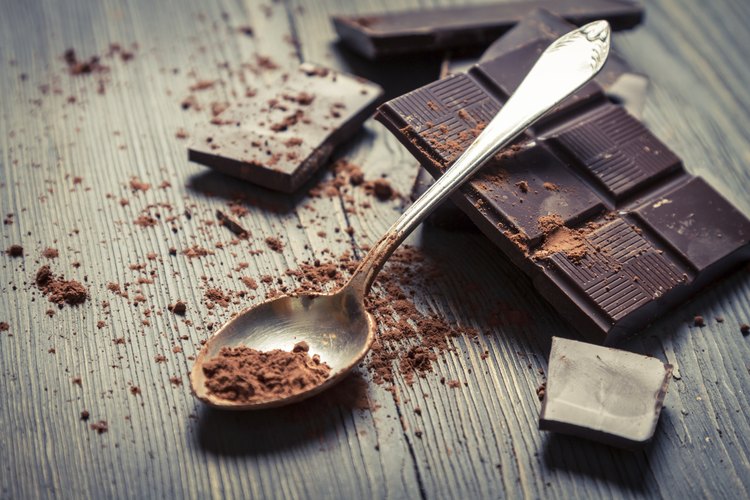 Chocolate amargo y una cucharada de polvo de cacao.