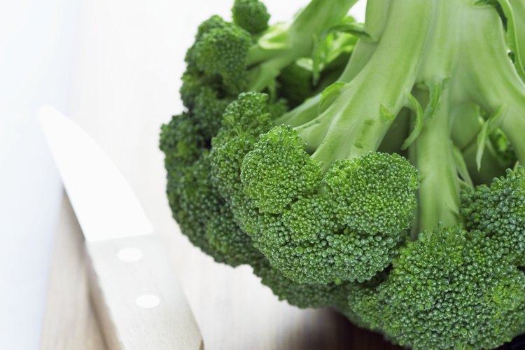 El brócoli y otros crucíferos son una buena fuente de vitamina K.