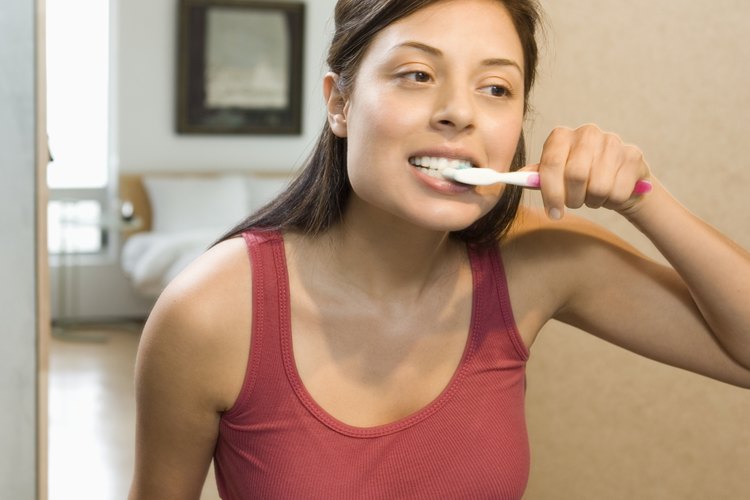 Puedes incrementar tu ingesta de flúor al preparar el té verde con agua fluorada, con el fin de mantener la fortaleza de tus dientes.