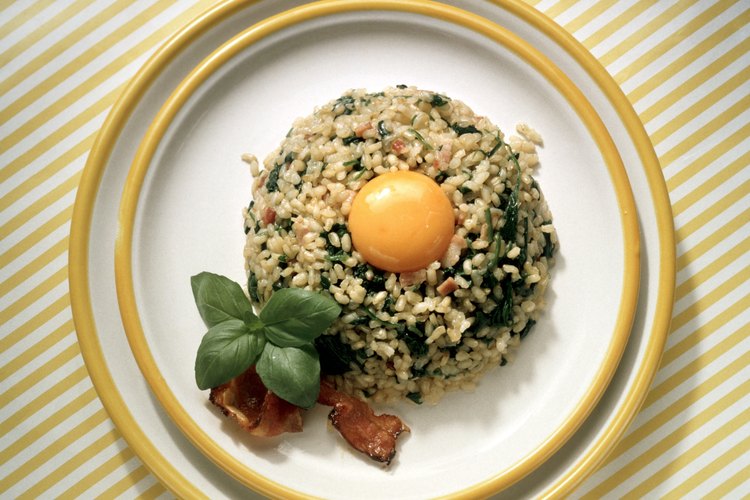 El arroz integral tiene un mayor contenido de fibras.