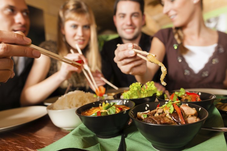 Si omites el desayuno y el almuerzo, es probable que comas de más en la cena.