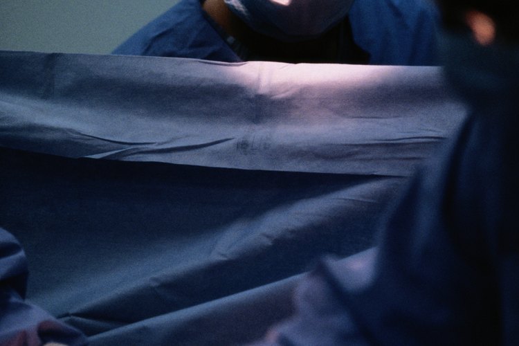 La intervención quirúrgica puede ser necesaria para tratar las hemorroides sintomáticas.