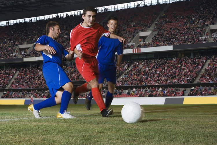Un juego de fútbol reglamentario se divide en 2 tiempos de 45 minutos cada uno.
