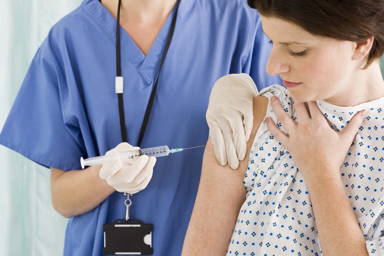 Estar vacunado es medida de precaución importante para evitar la infección tifoidea.