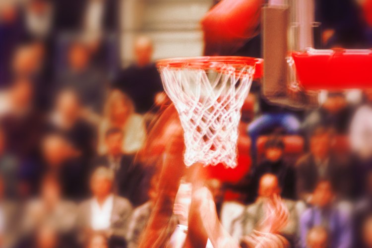 Un buen jugador de baloncesto se preparará de forma adecuada antes de que comience el juego.