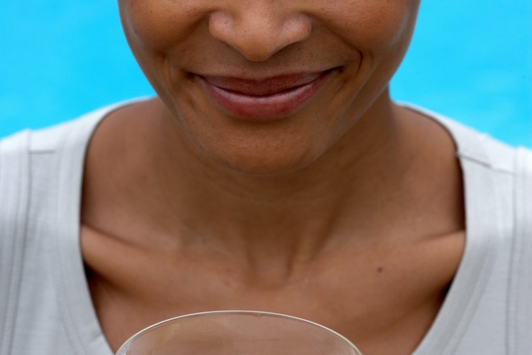 El agua de limón es una gran fuente de vitamina C, ácido fólico y potasio.