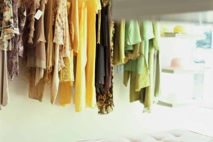 Escoger un nombre memorable para tu marca de indumentaria es una parte esencial del comienzo de tu propia línea de moda.