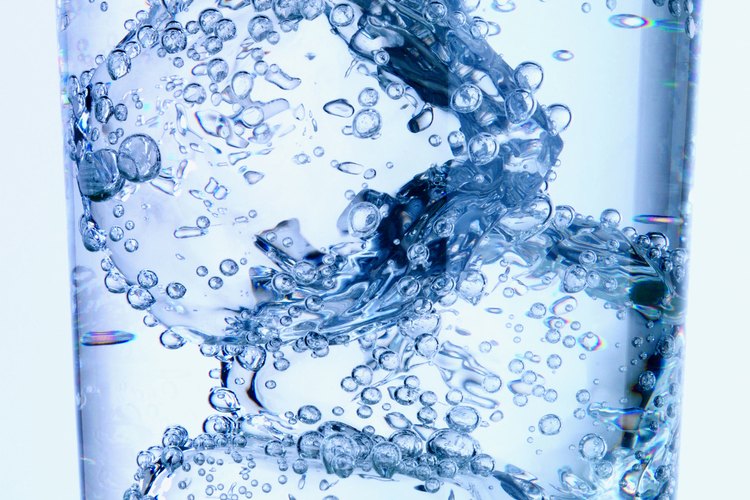 El agua carbonatada es casi tan beneficiosa para la salud como el agua sin gas.