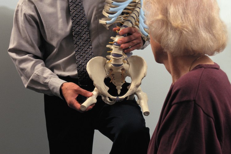 Un médico diagnosticará un desnivel de cadera antes de recomendar ejercicios de rehabilitación.