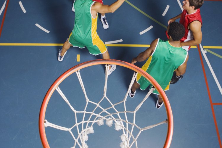 Los jugadores de baloncesto mueven la pelota alrededor de la cancha para encontrar un tiro abierto.