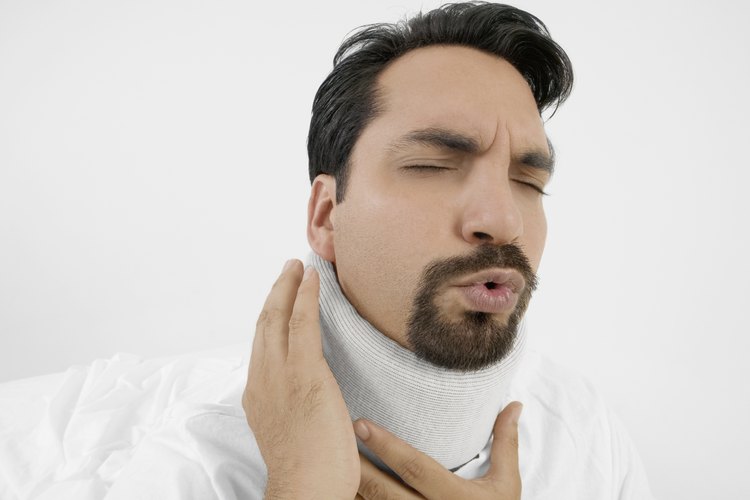 Aprende a elaborar un cuello ortopédico de emergencia.