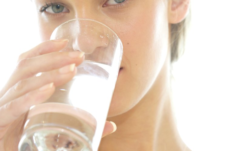 Bebe grandes cantidades de agua para rehidratar tu cuerpo.