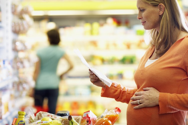 Algunos pescados son seguros para comerlos con moderación durante el embarazo.