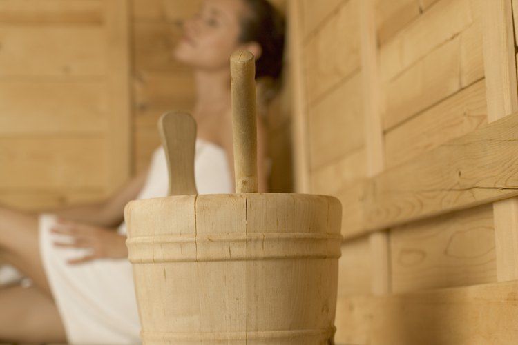 Hipotéticamente entre los beneficios del sauna se encuentra la pérdida de peso, pero aún no existen estudios académicos serios que confirmen ésta afirmación.