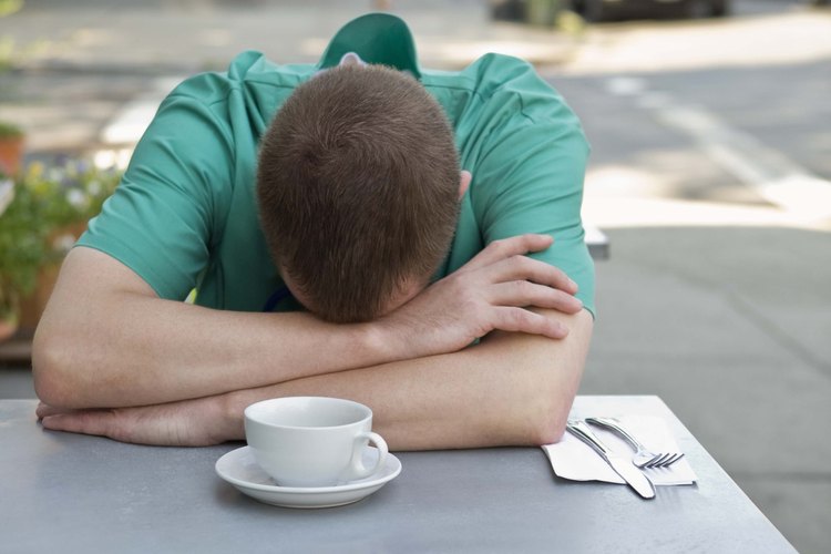 La cantidad de alimentos que comes puede ser otra razón por la que te sientes tan cansado después de comer.