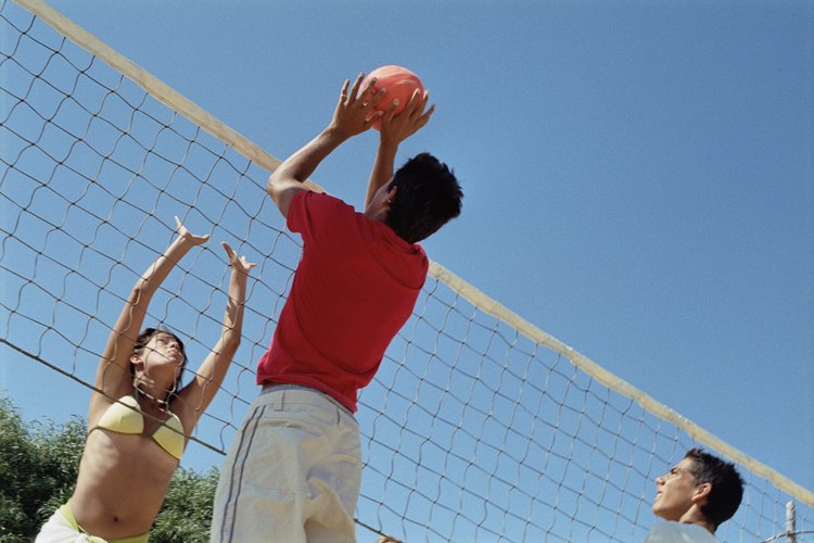 La pelota de voleibol playero es un poco más grande que la de voleibol interior.