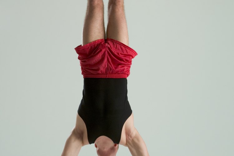 Tablas invertidas ofrecen beneficios al pararse de manos.