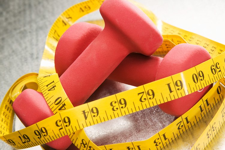 Los entrenadores y fisicoculturistas usan una cinta flexible para medir sus músculos.