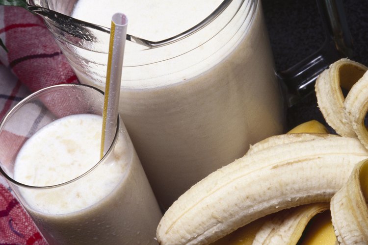 La mantequilla de maní y la leche descremada son buenas fuentes de proteínas en un batido.