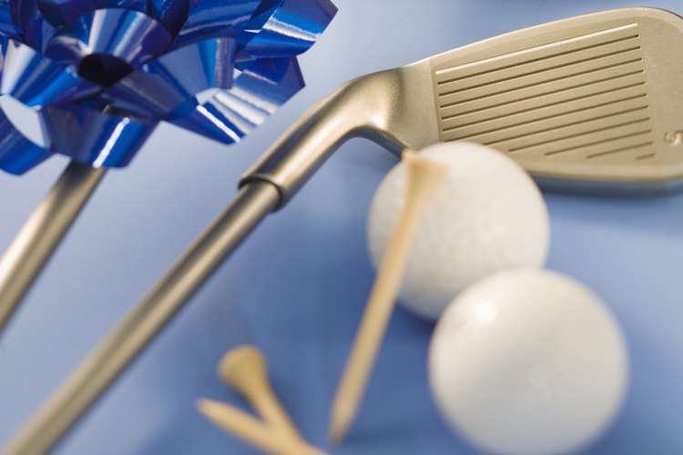 Usa un tee de golf extra para marcar tu bola durante un juego de modalidad Scramble.