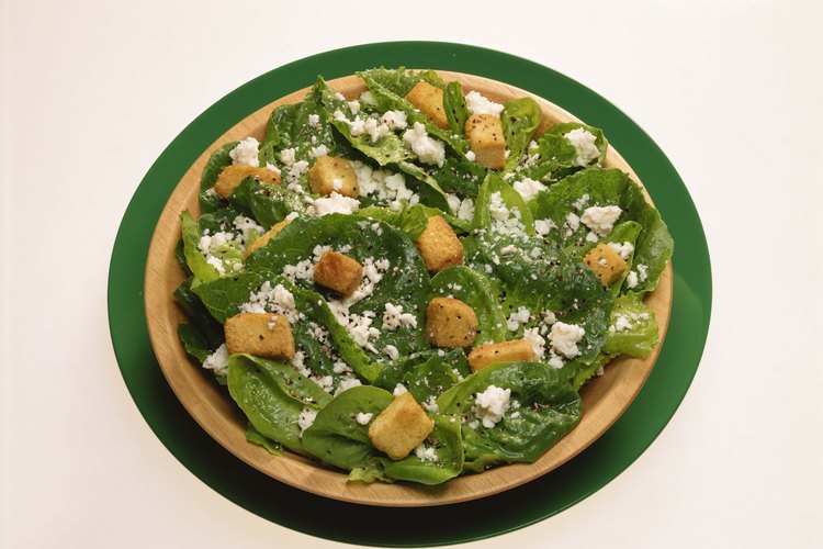 Agrega pollo a la parrilla a esta ensalada clásica para una comida nutritiva con alto contenido de proteínas.