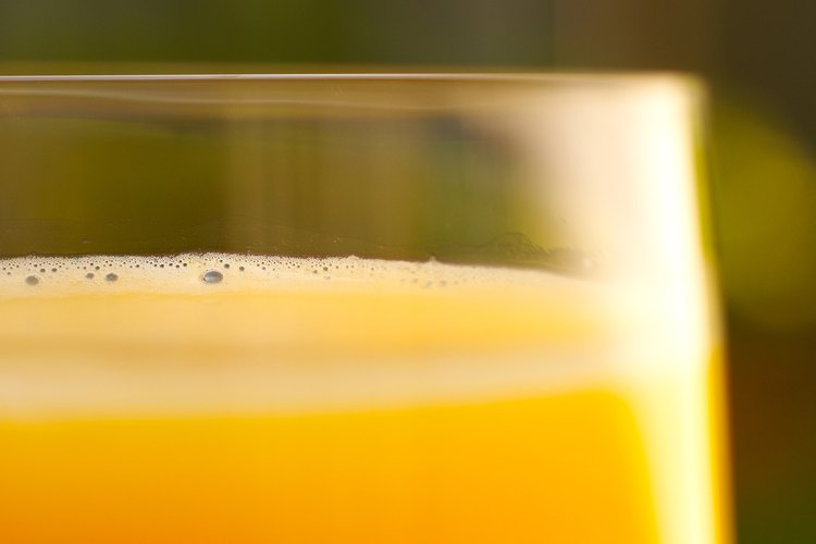 El jugo de naranja fresco tiene poco sodio, no tiene colesterol y sólo pequeñas cantidades de grasa.