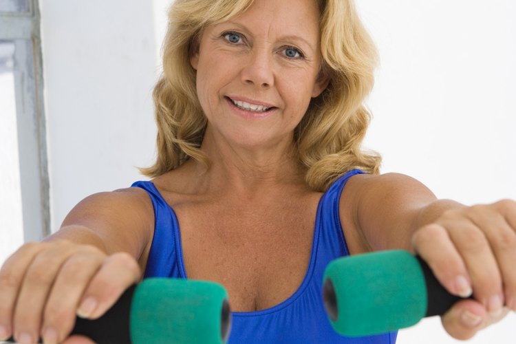 El entrenamiento con pesas incrementa la tonicidad después de la menopausia.