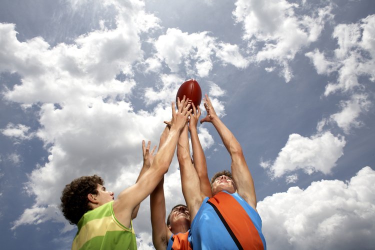 Haz que el ejercicio sea divertido practicando deportes con tus amigos.